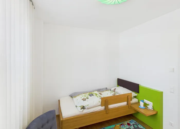 Lakeside Apartment *